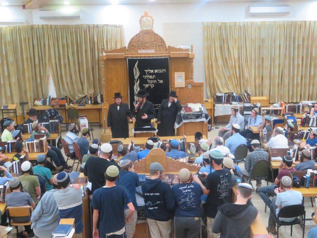 צפו: האדמו"ר מקאליב בשיחת התעוררות בישיבה בה למד ידידיה פוגל ז"ל