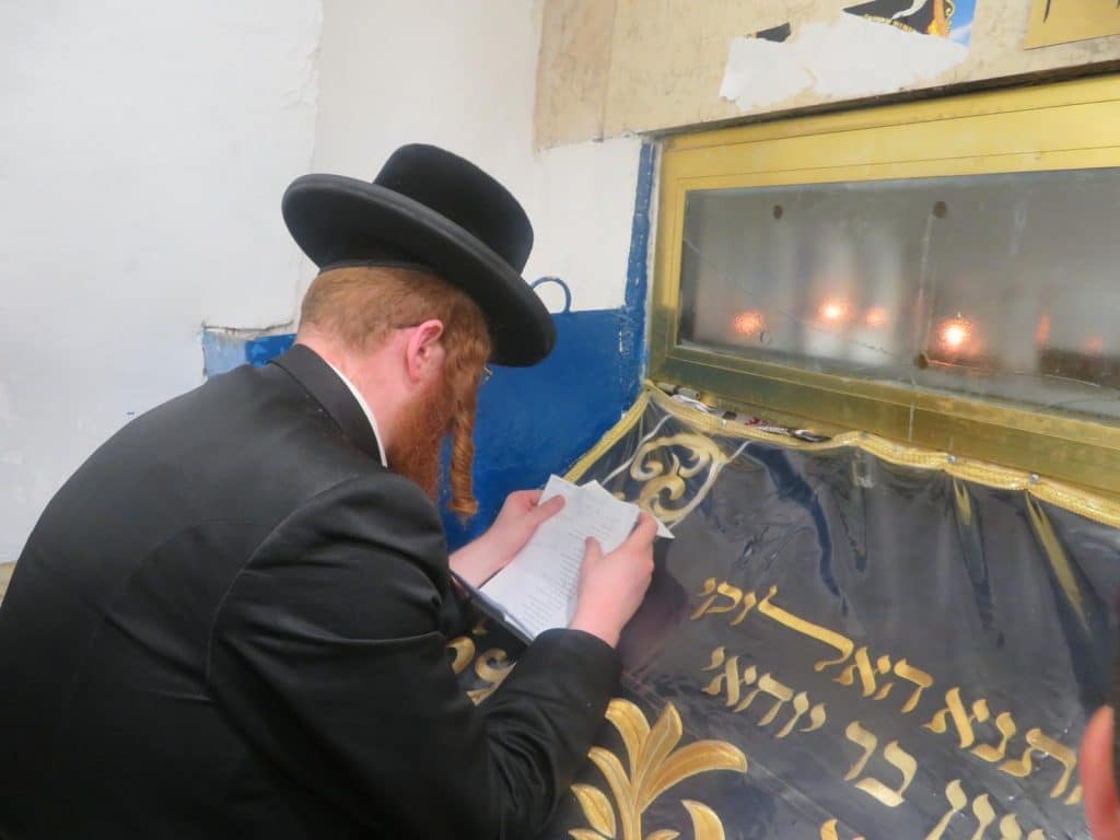 צפו: האדמו"ר מקאליב בשיחת התעוררות בישיבה בה למד ידידיה פוגל ז"ל