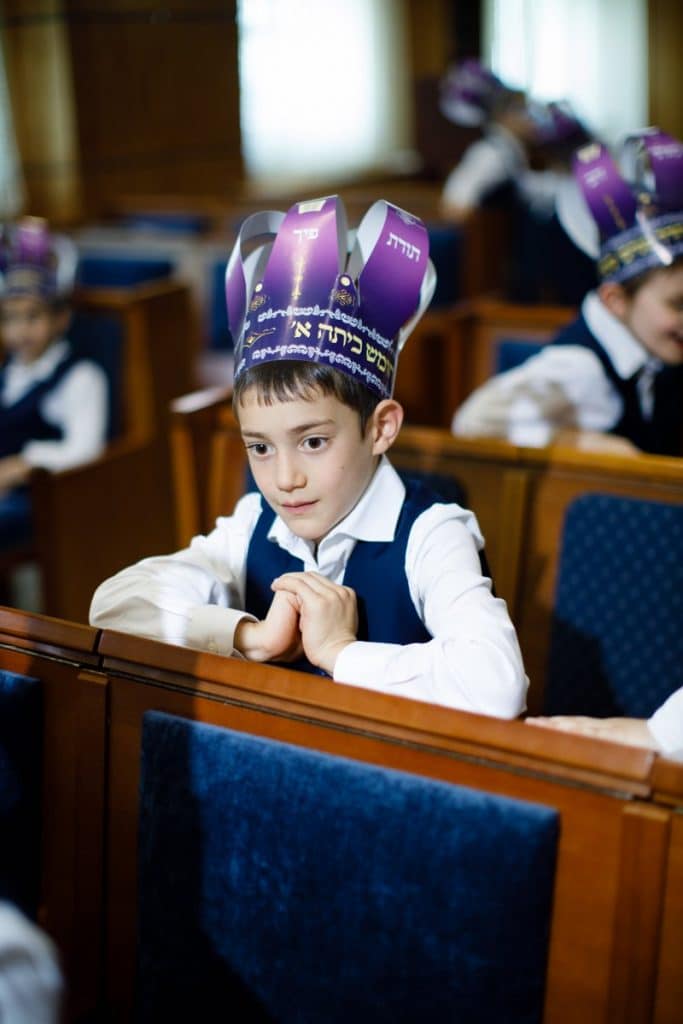 מסיבת חומש לתלמידי כיתה א' בתלמוד תורה "חדר מנחם" במוסקבה