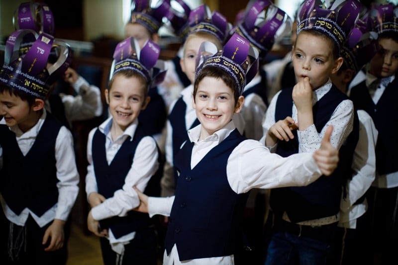 מסיבת חומש לתלמידי כיתה א' בתלמוד תורה "חדר מנחם" במוסקבה