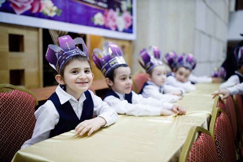 מסיבת חומש לתלמידי כיתה א' בתלמוד תורה "חדר מנחם" במוסקבה