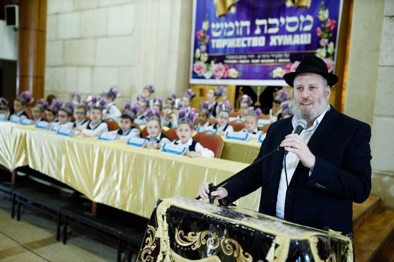 מסיבת חומש לתלמידי כיתה א' בתלמוד תורה "חדר מנחם" במוסקבה