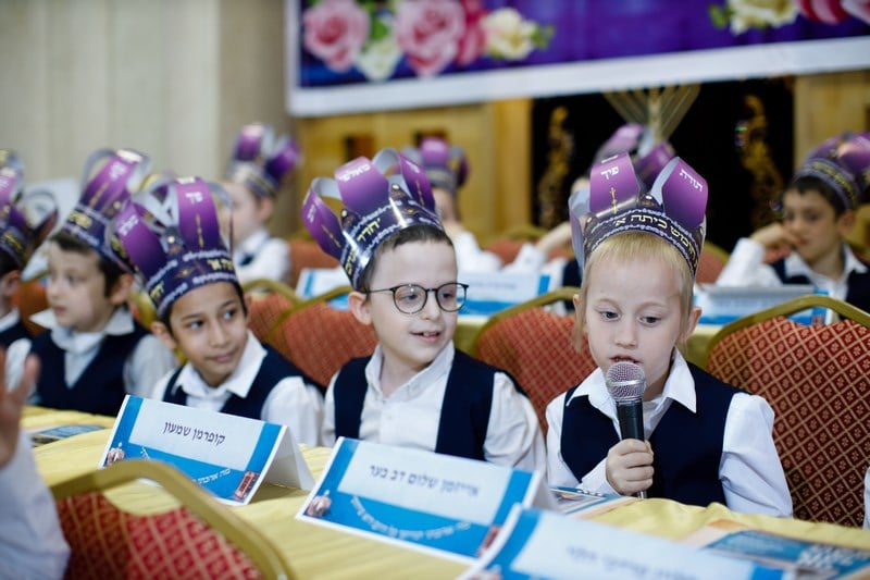 מסיבת חומש לתלמידי כיתה א' בתלמוד תורה "חדר מנחם" במוסקבה