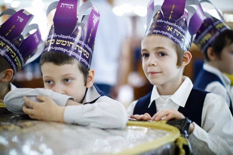 מסיבת חומש לתלמידי כיתה א' בתלמוד תורה "חדר מנחם" במוסקבה
