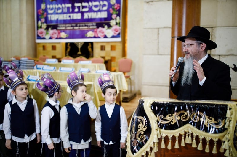 מסיבת חומש לתלמידי כיתה א' בתלמוד תורה "חדר מנחם" במוסקבה