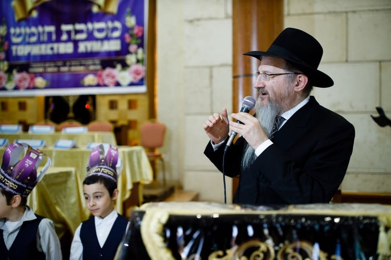 מסיבת חומש לתלמידי כיתה א' בתלמוד תורה "חדר מנחם" במוסקבה