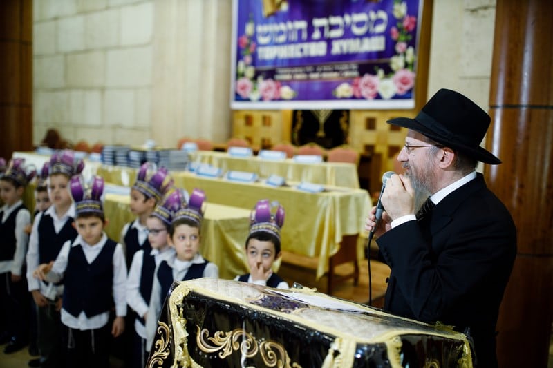 מסיבת חומש לתלמידי כיתה א' בתלמוד תורה "חדר מנחם" במוסקבה