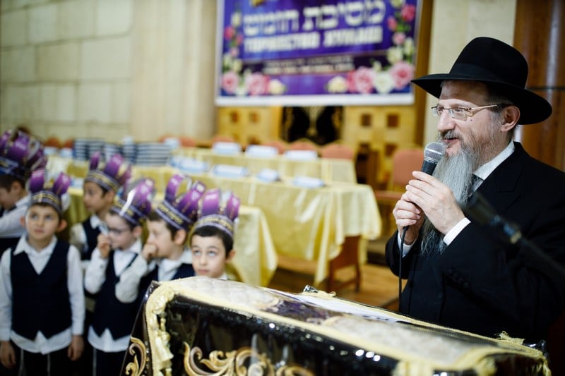 מסיבת חומש לתלמידי כיתה א' בתלמוד תורה "חדר מנחם" במוסקבה
