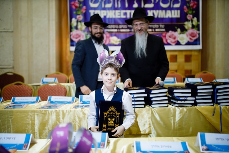 מסיבת חומש לתלמידי כיתה א' בתלמוד תורה "חדר מנחם" במוסקבה