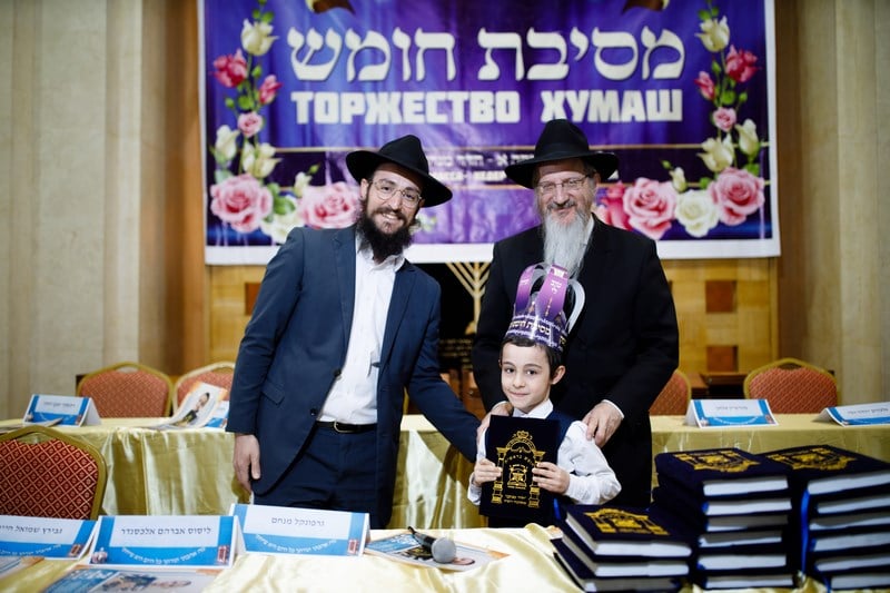 מסיבת חומש לתלמידי כיתה א' בתלמוד תורה "חדר מנחם" במוסקבה