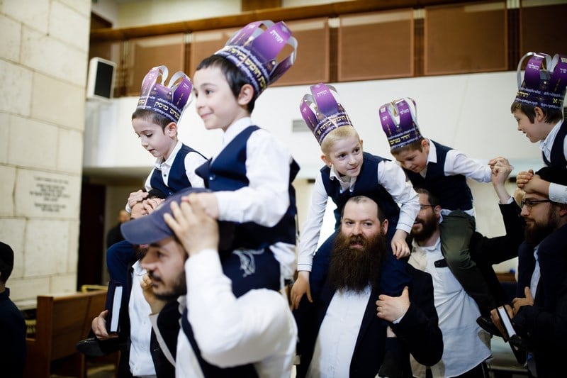 מסיבת חומש לתלמידי כיתה א' בתלמוד תורה "חדר מנחם" במוסקבה