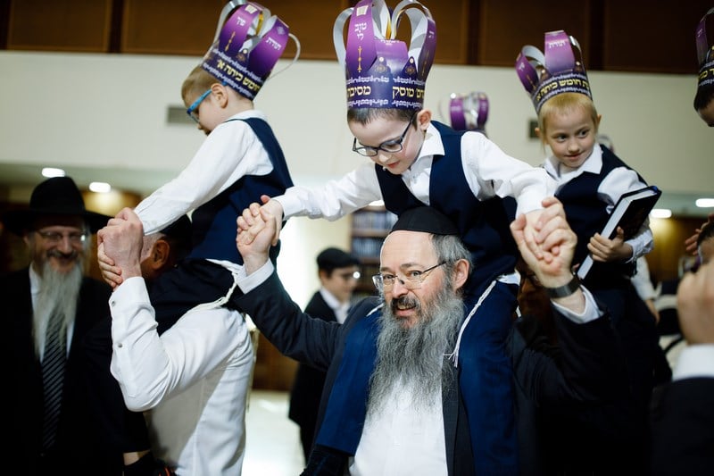 מסיבת חומש לתלמידי כיתה א' בתלמוד תורה "חדר מנחם" במוסקבה