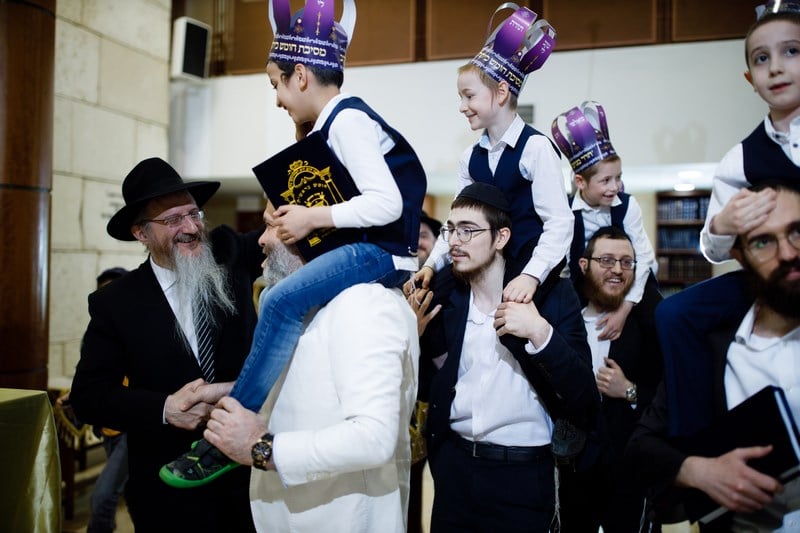 מסיבת חומש לתלמידי כיתה א' בתלמוד תורה "חדר מנחם" במוסקבה