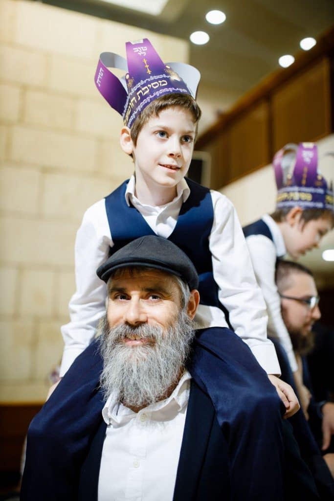 מסיבת חומש לתלמידי כיתה א' בתלמוד תורה "חדר מנחם" במוסקבה