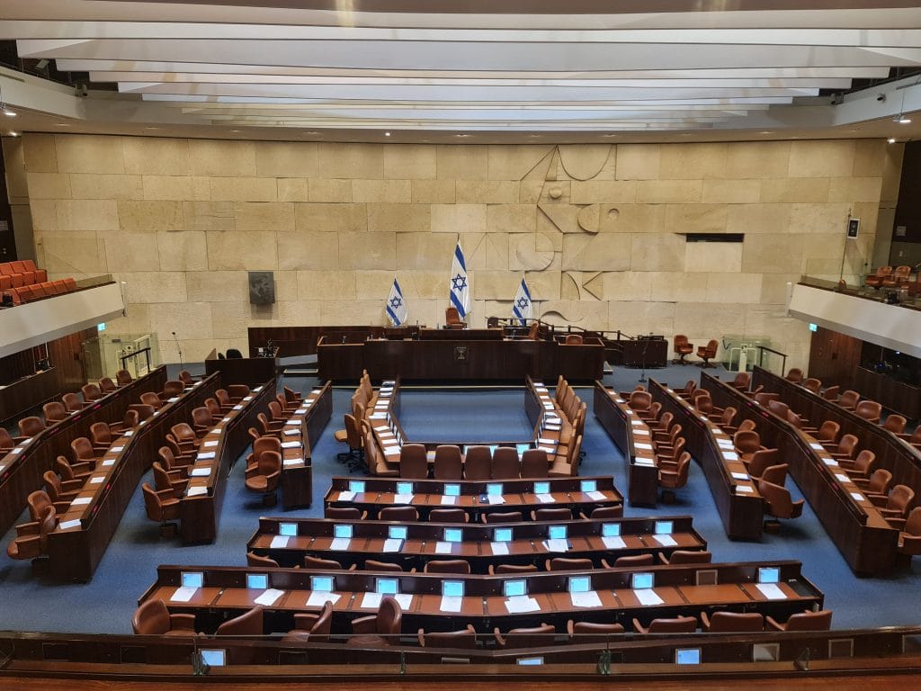 היום: השבעת הכנסת ה-25 • זה מה שצפוי לקרות