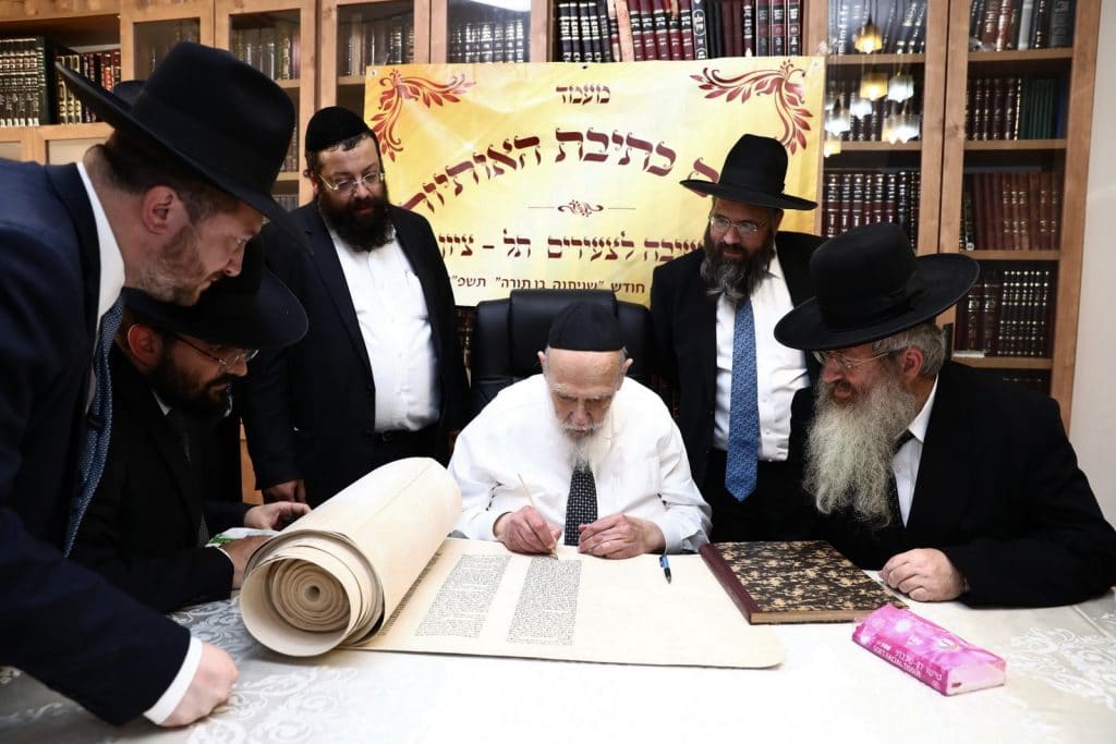 שישו ושמחו לכבוד התורה: הכנסת ספר תורה לישיבה לצעירים בתל ציון