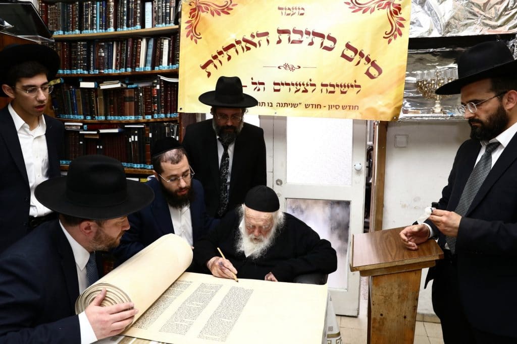 שישו ושמחו לכבוד התורה: הכנסת ספר תורה לישיבה לצעירים בתל ציון