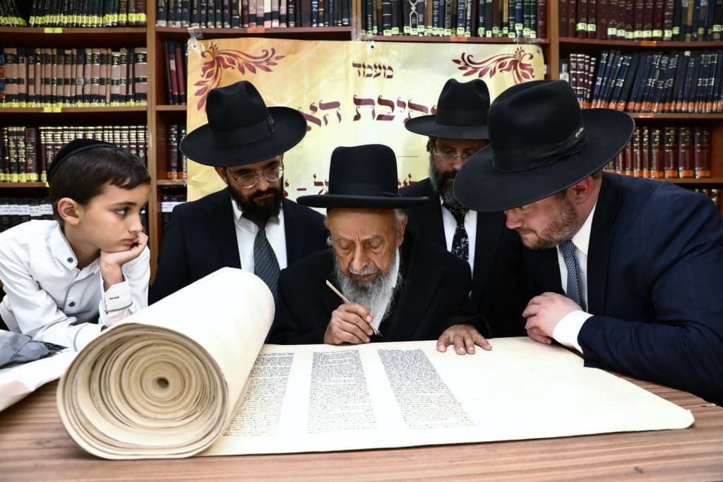 שישו ושמחו לכבוד התורה: הכנסת ספר תורה לישיבה לצעירים בתל ציון