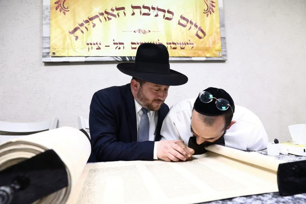 שישו ושמחו לכבוד התורה: הכנסת ספר תורה לישיבה לצעירים בתל ציון