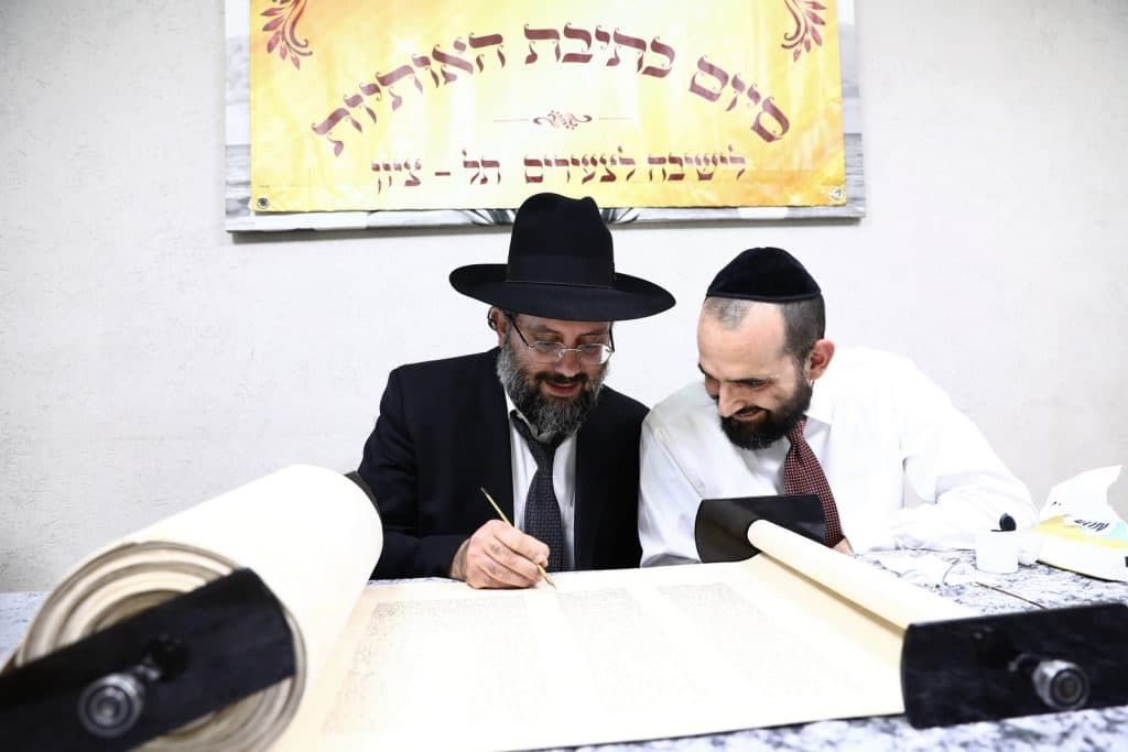 שישו ושמחו לכבוד התורה: הכנסת ספר תורה לישיבה לצעירים בתל ציון