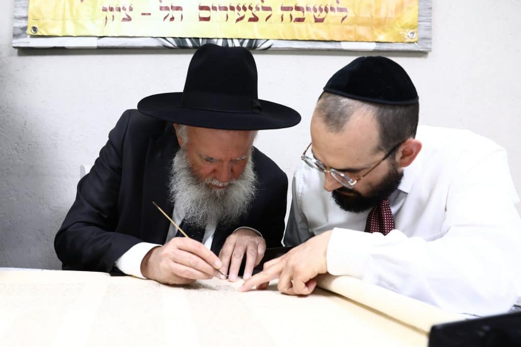 שישו ושמחו לכבוד התורה: הכנסת ספר תורה לישיבה לצעירים בתל ציון