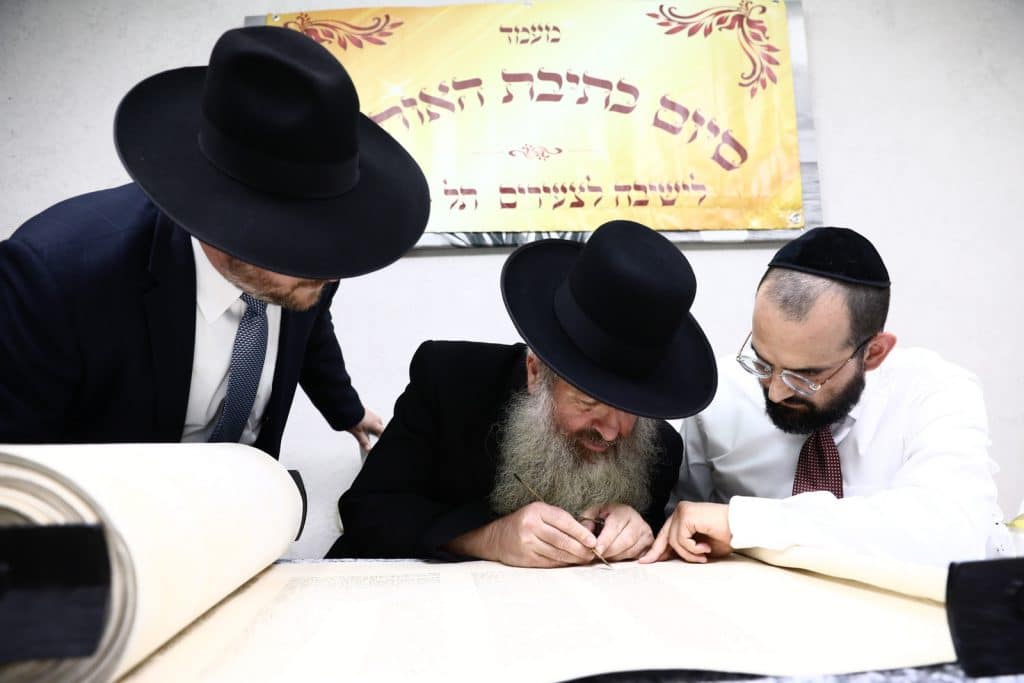 שישו ושמחו לכבוד התורה: הכנסת ספר תורה לישיבה לצעירים בתל ציון