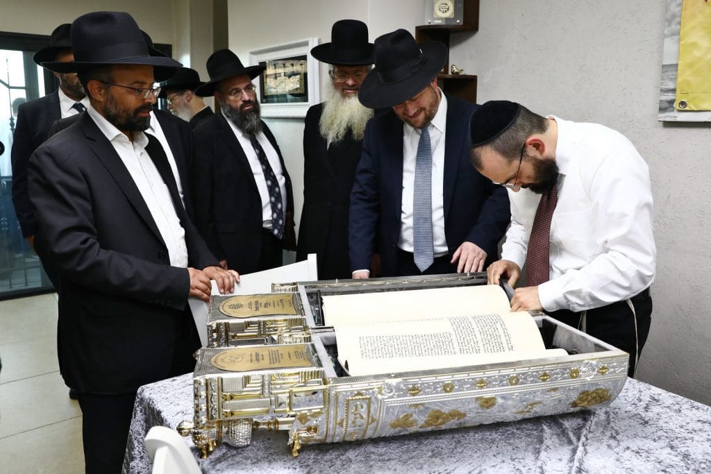 שישו ושמחו לכבוד התורה: הכנסת ספר תורה לישיבה לצעירים בתל ציון
