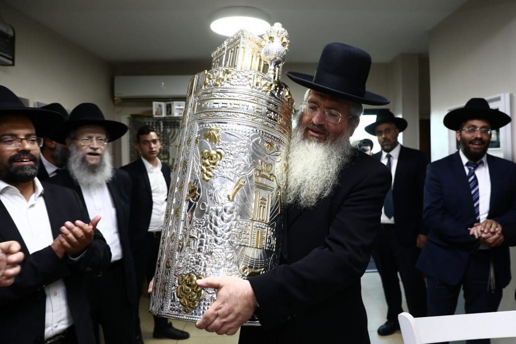 שישו ושמחו לכבוד התורה: הכנסת ספר תורה לישיבה לצעירים בתל ציון