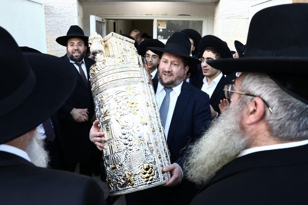 שישו ושמחו לכבוד התורה: הכנסת ספר תורה לישיבה לצעירים בתל ציון