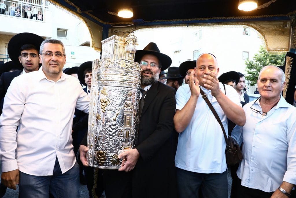 שישו ושמחו לכבוד התורה: הכנסת ספר תורה לישיבה לצעירים בתל ציון