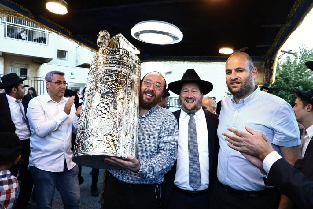 שישו ושמחו לכבוד התורה: הכנסת ספר תורה לישיבה לצעירים בתל ציון