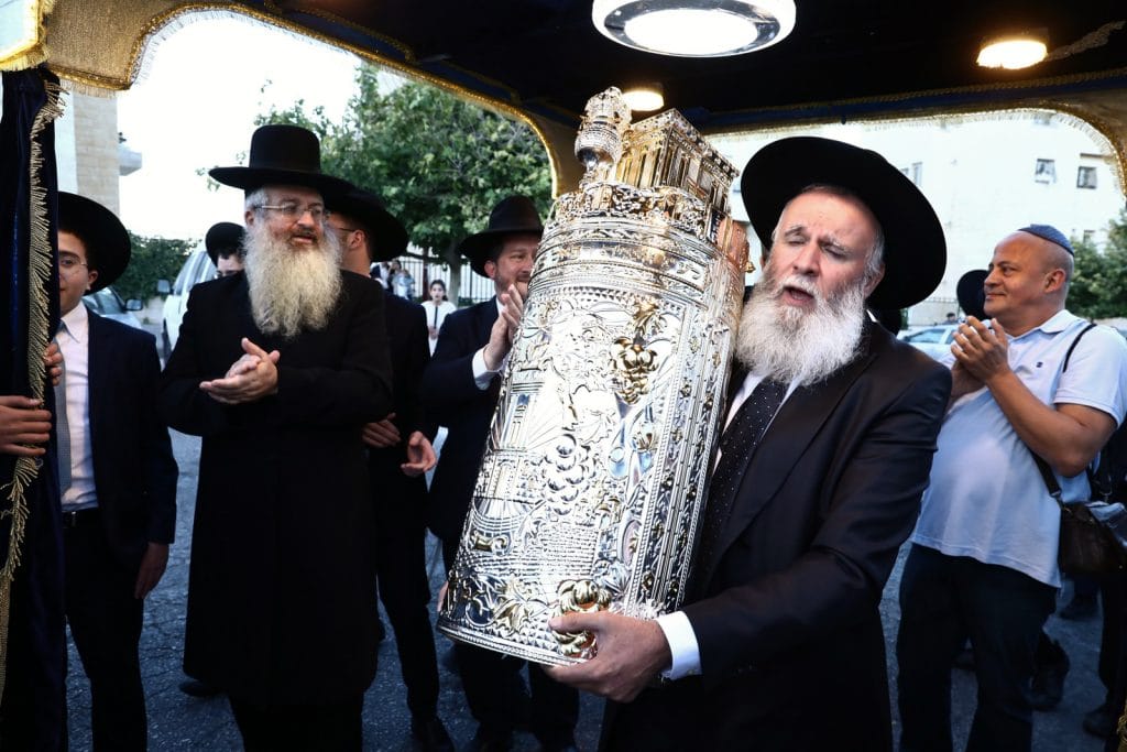 שישו ושמחו לכבוד התורה: הכנסת ספר תורה לישיבה לצעירים בתל ציון