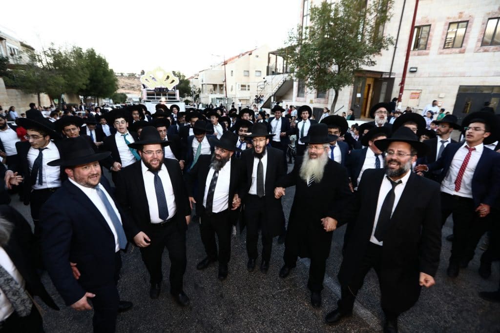 שישו ושמחו לכבוד התורה: הכנסת ספר תורה לישיבה לצעירים בתל ציון