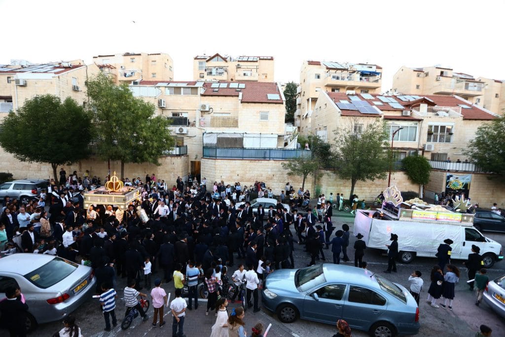 שישו ושמחו לכבוד התורה: הכנסת ספר תורה לישיבה לצעירים בתל ציון