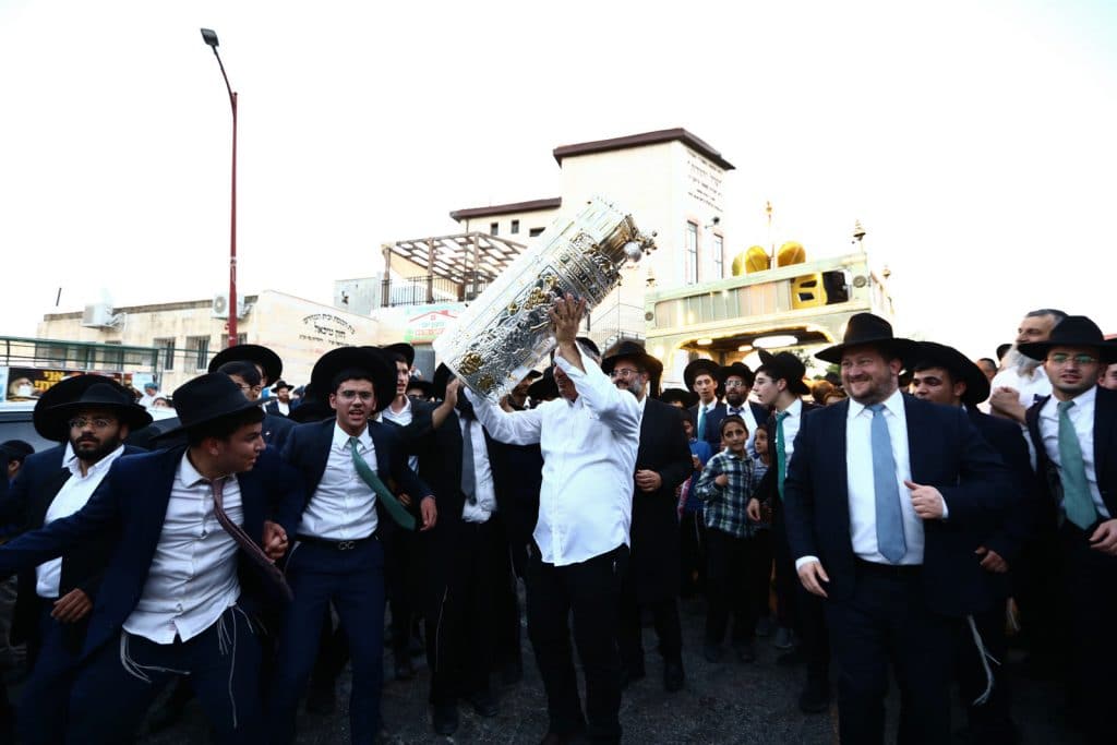 שישו ושמחו לכבוד התורה: הכנסת ספר תורה לישיבה לצעירים בתל ציון