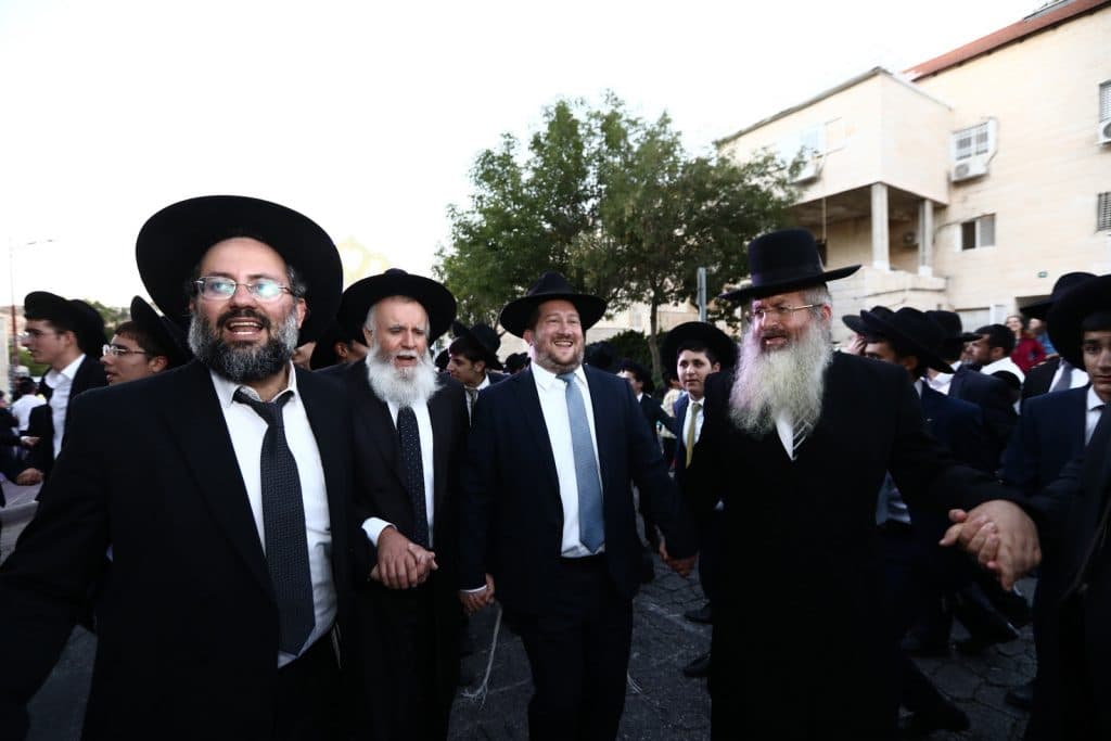 שישו ושמחו לכבוד התורה: הכנסת ספר תורה לישיבה לצעירים בתל ציון