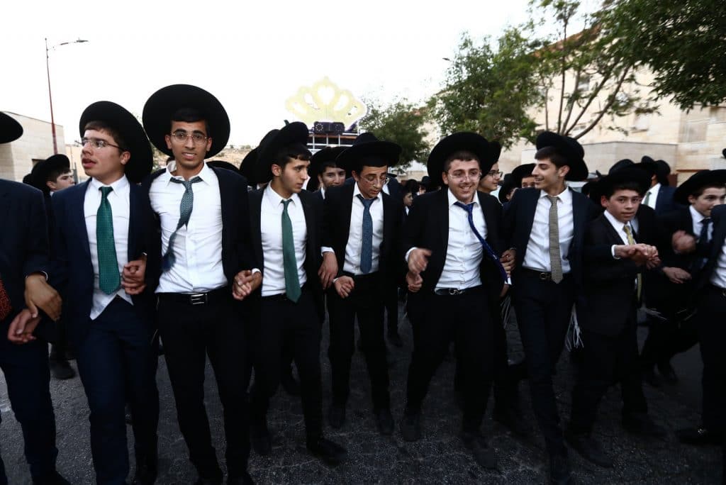 שישו ושמחו לכבוד התורה: הכנסת ספר תורה לישיבה לצעירים בתל ציון