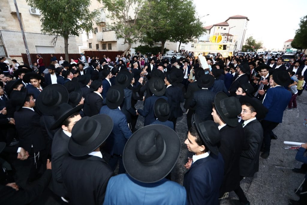 שישו ושמחו לכבוד התורה: הכנסת ספר תורה לישיבה לצעירים בתל ציון
