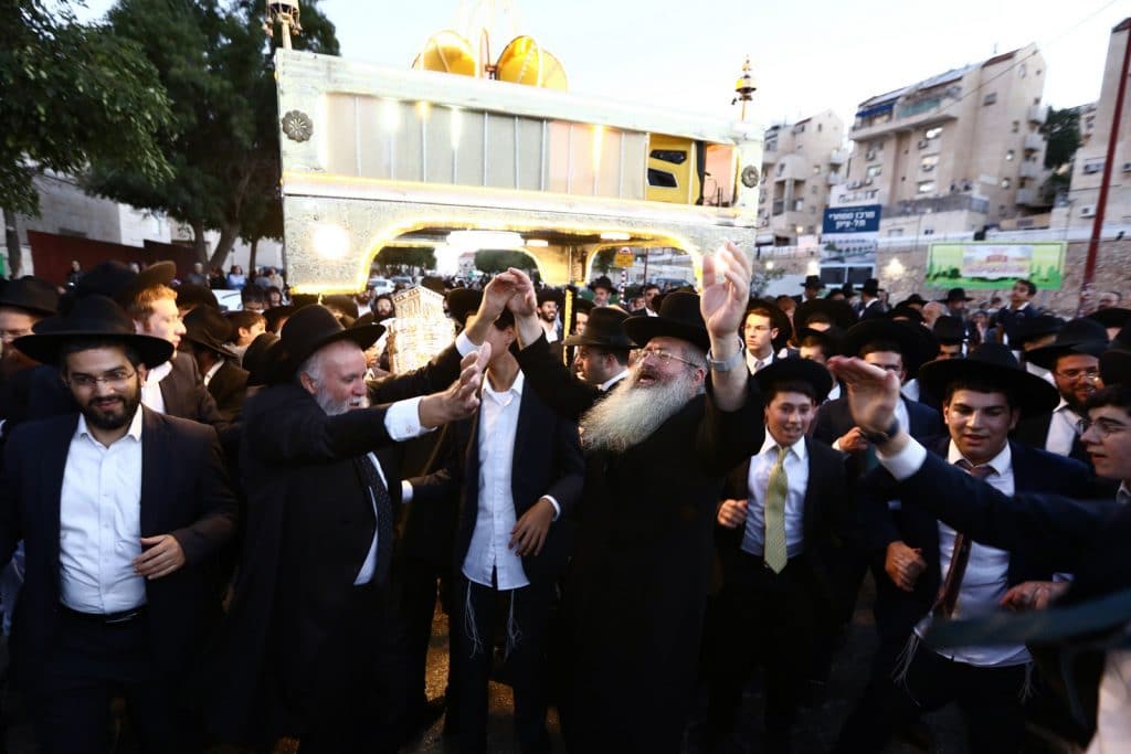 שישו ושמחו לכבוד התורה: הכנסת ספר תורה לישיבה לצעירים בתל ציון