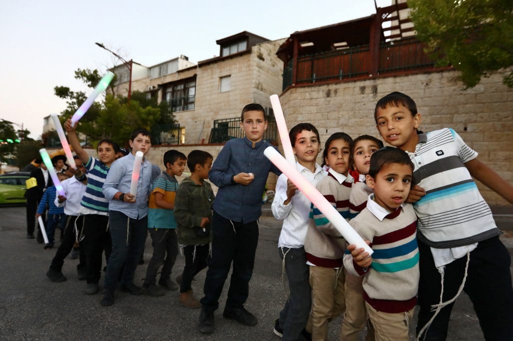 שישו ושמחו לכבוד התורה: הכנסת ספר תורה לישיבה לצעירים בתל ציון