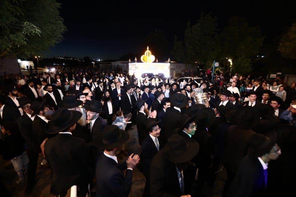 שישו ושמחו לכבוד התורה: הכנסת ספר תורה לישיבה לצעירים בתל ציון