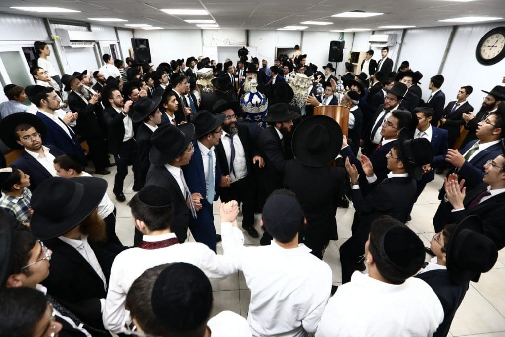 שישו ושמחו לכבוד התורה: הכנסת ספר תורה לישיבה לצעירים בתל ציון