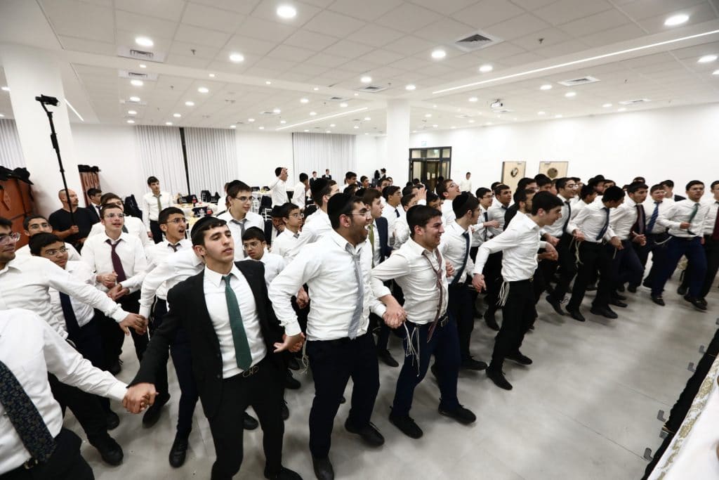 שישו ושמחו לכבוד התורה: הכנסת ספר תורה לישיבה לצעירים בתל ציון