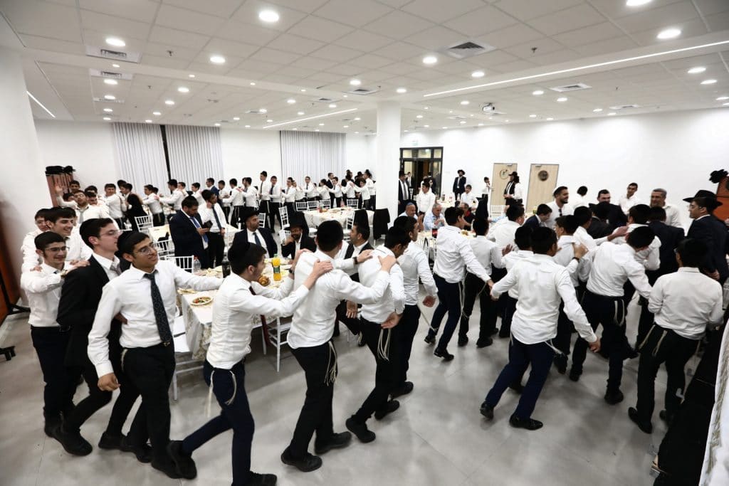 שישו ושמחו לכבוד התורה: הכנסת ספר תורה לישיבה לצעירים בתל ציון