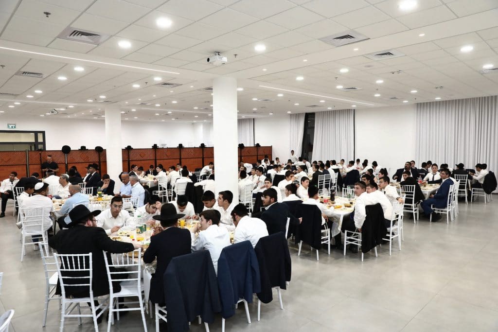 שישו ושמחו לכבוד התורה: הכנסת ספר תורה לישיבה לצעירים בתל ציון