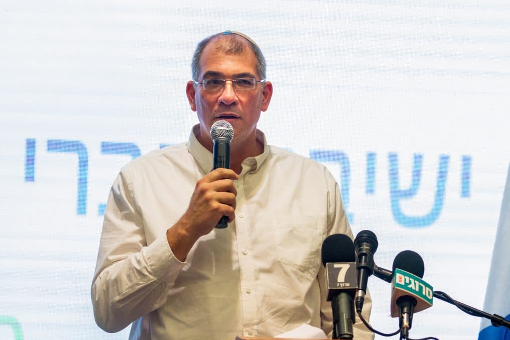 גורמים בימינה מאיימים על גנץ: פינוי חומש תפיל את הממשלה