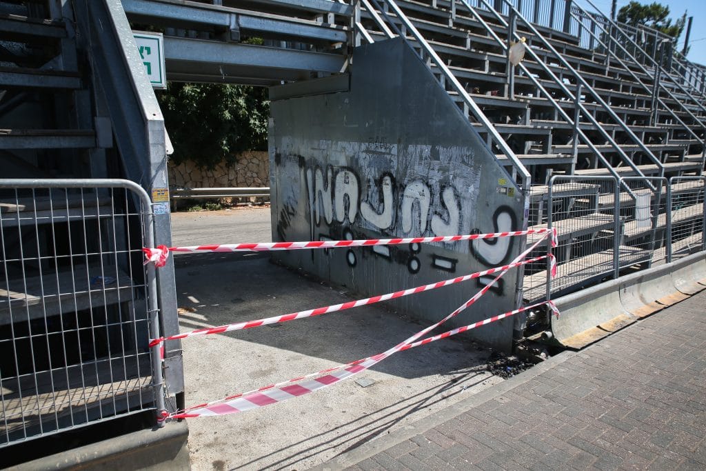 מפרקים את ההר: פועלים מורידים את הפראנצ'עס ממתחם באיאן במירון