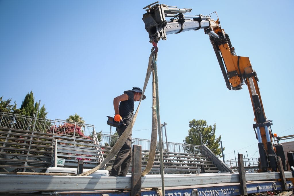 מפרקים את ההר: פועלים מורידים את הפראנצ'עס ממתחם באיאן במירון