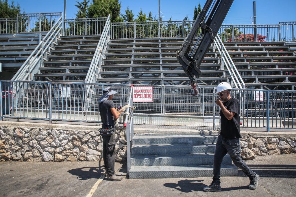 מפרקים את ההר: פועלים מורידים את הפראנצ'עס ממתחם באיאן במירון