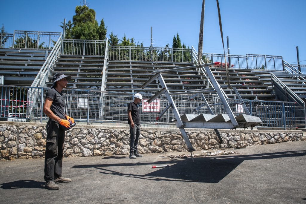 מפרקים את ההר: פועלים מורידים את הפראנצ'עס ממתחם באיאן במירון